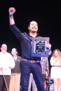 Daniel D'Lizanka muestra su premio de Primer Lugar 