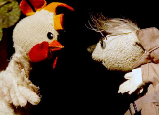 Una gallina sueña con poner un huevo en libertad, pero es burlada por un zorro