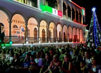 Familias felices en el Festival Navideño de la UAS