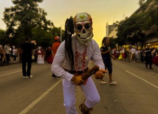 Calaveras, catrinas y alebrijes llenan de color y tradición el centro de Culiacán
